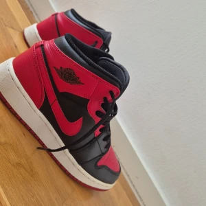 Nike air jordan 1 mid banned - Skorna är knappt använda och i väldigt fint skick.