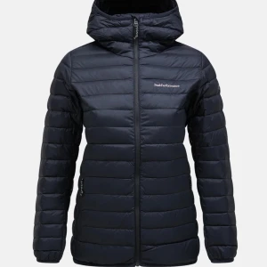 Peak jacka i storlek M - Nästan helt ny använd 4 gånger. Nypris 1999kr