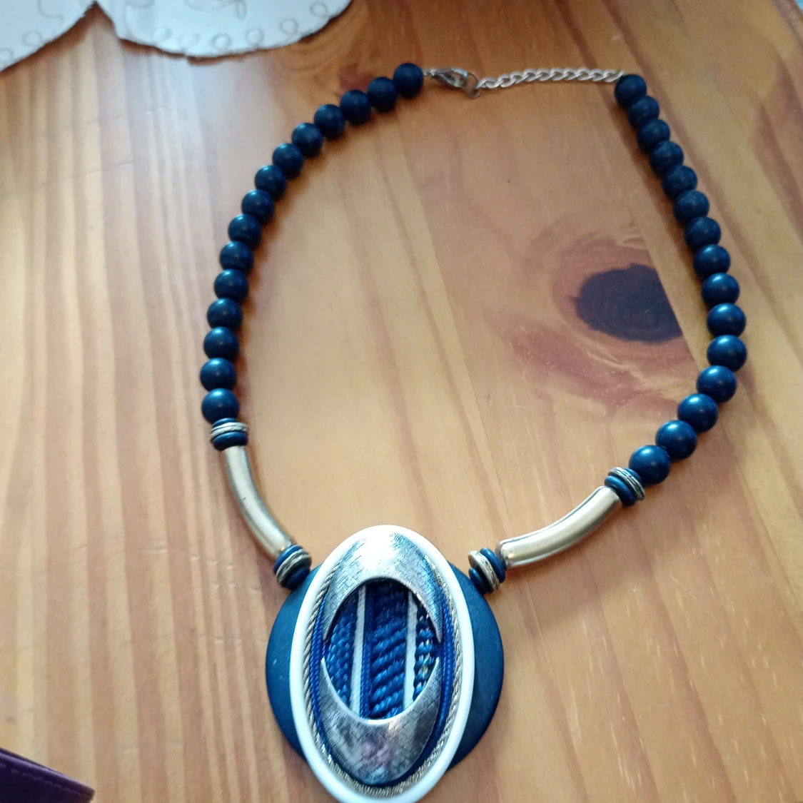 Halsband med hänge blått