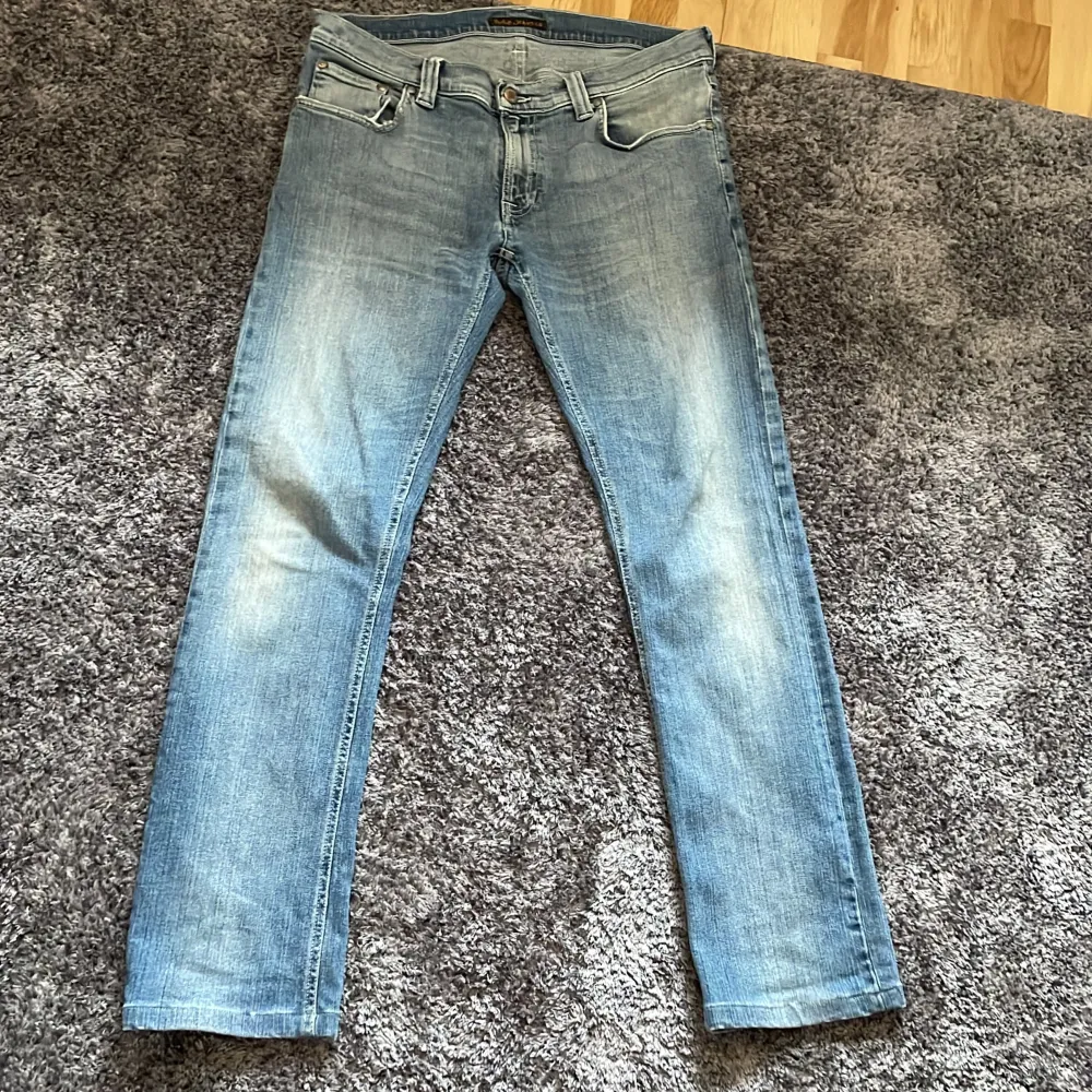 Ett par riktigt snygga nudie jeans som  är i bra skick! De är slim fit och sitter riktigt snyggt. Jeansen har en väldigt snygg wash. Vid frågor eller funderingar så hör av er! Fler bilder finns. Passform : ”Slim Kim”. Jeans & Byxor.