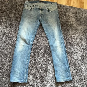 Nudie jeans slim fit!  - Ett par riktigt snygga nudie jeans som  är i bra skick! De är slim fit och sitter riktigt snyggt. Jeansen har en väldigt snygg wash. Vid frågor eller funderingar så hör av er! Fler bilder finns. Passform : ”Slim Kim”