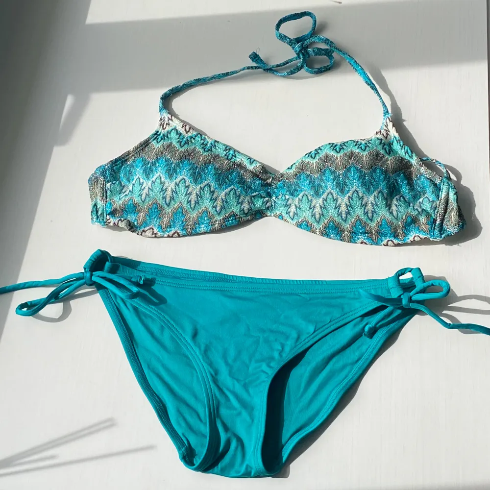 Såå fin bikini som jag säljer då den tyvärr inte passade mig. Underdelen är helt oanvänd och överdelen är använd några gånger💗 Så fint mönster som glittrar i solen! Estimerad storlek är xs/s på båda delarna💕. Övrigt.