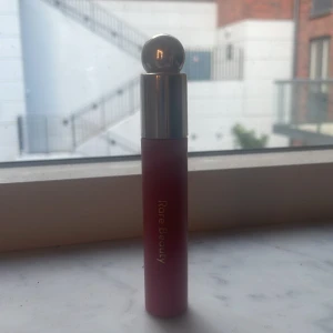 Helt oanvänd rare beauty blush❤️ - Ett jättefint läppglans från rare beauty i färgen hope❤️säljer på grund av jag att den inte kommer till användning❤️ Dm mig om pris 
