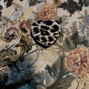 Smycke ask - En jätte söt smycke Ask som är format som ett hjärta. Går såklart att använda som annat oxå. Knappt använd så i nyskick. kontakta mig för frågor eller för fler bilder💗