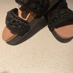 Svarta sandaler/tofflor med flätning  - Helt ny med prislapp. Alldrig använt 