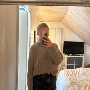 Zara jeans storlek 36 - Jeans från zara storlek 36 & långa. Dessa säljs då dem är för långa och stora för mig. Kvalitet på dem är 9/10  Nypris 900kr