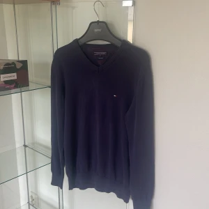 Tommy Hilfiger Tröja v-neck - Plagget är i jättebra skick men passade bara inte mig, det står M men skulle säga att om M nästan blir stor för dig så skulle denna passa S/M. Priset är långt ifrån hugget i sten.