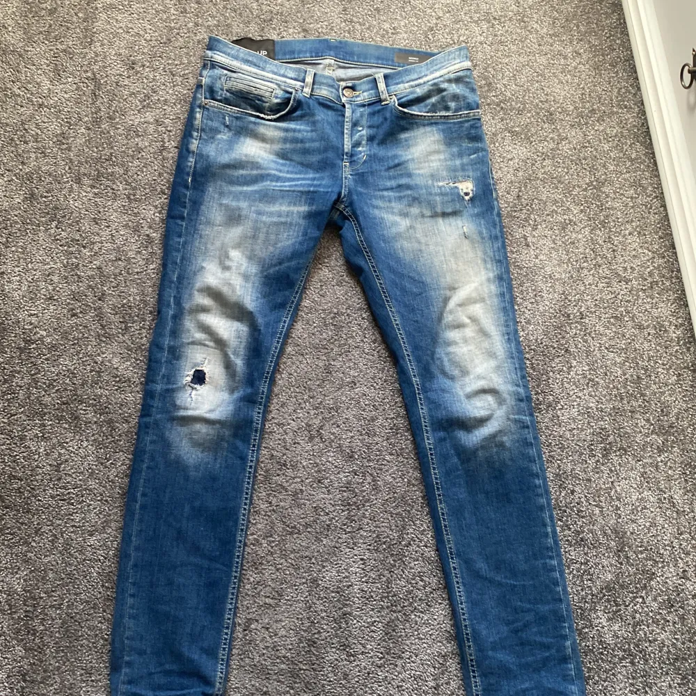 Dondup jeans modell George, säljer för 1299 nypris 3599. Passar runt 185. Skriv vid minsta fundering!. Jeans & Byxor.