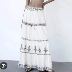 Säljer denna jätte fina trendiga zara kjol  i jätte bra skick som är slutsåld då den är tyvärr var för stor för mig 💞 Skriv om ni vill ha fler bilder