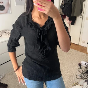 Svart blus  - Köptes second hand. Jag är en XS/S på bilden men det står L på blusen 