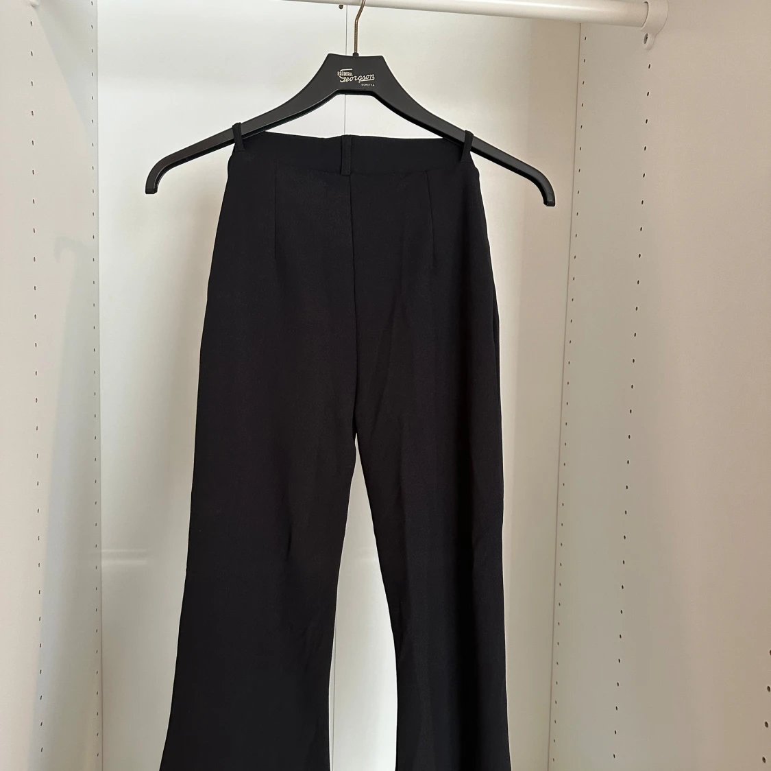 Utsvängda svarta byxor - 90