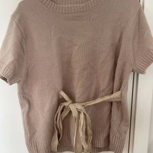 Topp/ tröja/ stickat tröja  - Säljer min superfina tröja från zara som endast använts en gång. Säljes pga att jag har för mycket kläder. Storm ej L men passar mer som en M. Pris kan såklart diskuteras☺️💖