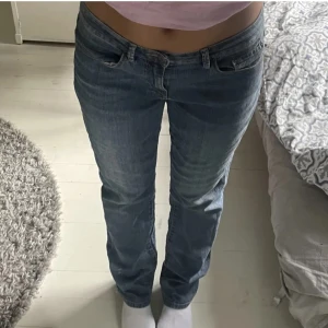 Lågmidjade jeans - Säljer dessa lågmidjade jeans som ja köpte på plick då dom tyvärr va för stora för mig💗 från espirit Storleken är w28 sitter som S/36 (Bilderna är lånade från förra ägaren)  Det går bra att trycka på köp nu!