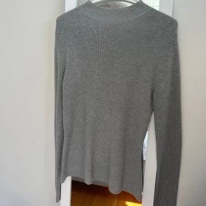 Finstickad tröja - Grå finstickad tröja, använd få gånger men som ny. 