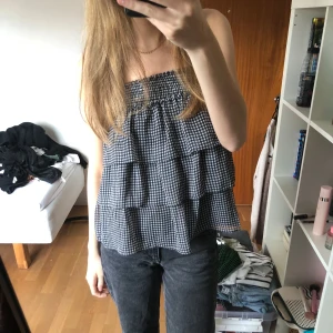 Volangkjol - Snyggaste volangkjolen som även går att ha som en topp 💝💝💕köpt på hm för många år sedan men knappt använd ❤️