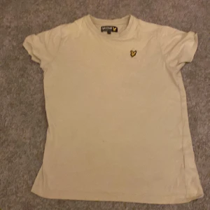 Lyle & skott, gul t-shirt  - Fint skick haft den i ungefär 6 månader, säljer pga den är för liten storlek 12 years - 13 years. Frakt från 39kr 
