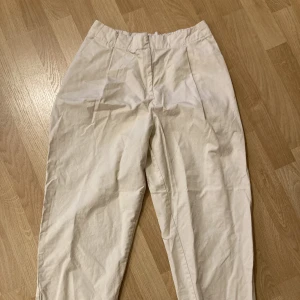 Creme chinobyxor Monki - Vita / creme chino byxor från Monki. Bomull. Storlek 36