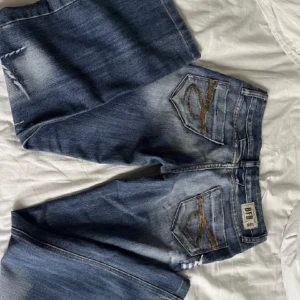 Jätte fina jeans - Jätte fina bootcutjeans som sitter snyggt, bra skick och är lågmidjade 