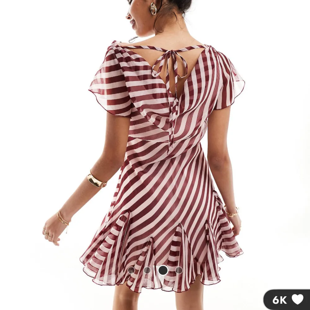 Så fin slutsåld klänning från asos, aldrig använd med prislapp kvar💕 den är vinröd och ljus ljus rosa. Klänningar.