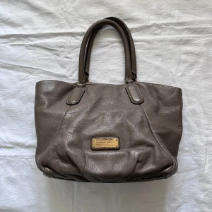 Marc Jacobs väska  - Marc Jacobs väska i begagnat skick  Bredd 39cm, höjd 28cm
