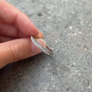 Silver ring - Silver ring med diamanter på längs kanten, knappt andvänd, säljer den för att den är för stor för mig. Storlek 185 mm i diameter, M/L 💕 ej äkta silver/diamanter