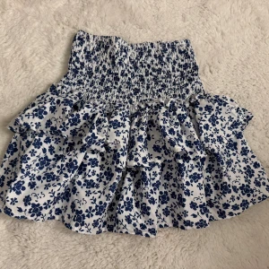 Blommig Volangkjol  - Superfin blommig volangkjol Okänt märke Finns ingen storlek men skulle tro att den passar XS bäst  Aldrig använd