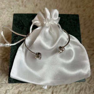 Caroline svedblom armband - Armbandet är endast testat, fick det k present och säljer då jag bara haft den liggandes då jag inte använder silversmycken 😊
