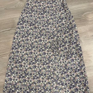 Blommig midikjol  - Super fin midikjol från ONLY i storlek S som har använts få gånger. Säljer pga har växt ur den 🌺