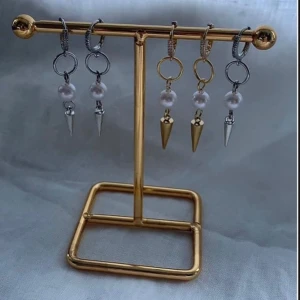 Örhängen  - Olika varianter av örhängen super fina!  Köp för 99kr/st eller 185kr paret.  Alla finns i både silver och guld. Modell 082, 083, 084, 086, 089, 091