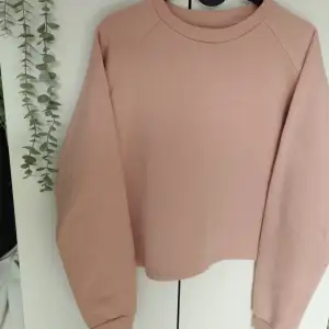 En ljusrosa Sweatshirt/tjocktröja från butiken SinSay. Lätt och mjukt material. Använd men i god skick. Storlek: L. 