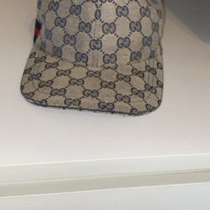 Gucci keps - Perfekt skick perfekt för sommaren skriv privat för pris! Tar emot byten också ! Box går med  