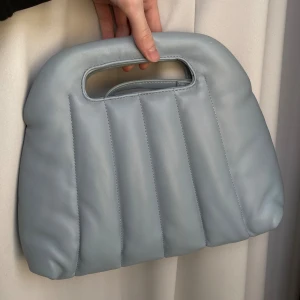 Perfekt sommar väska🩶🌸 - Jätte fin väska som är perfekt nu i sommar. Medföljer även ett långt axelband🩶