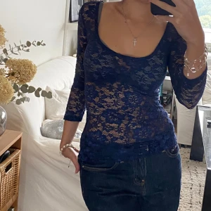 Spetstopp - Superfin mörkblå långärmad spetstopp