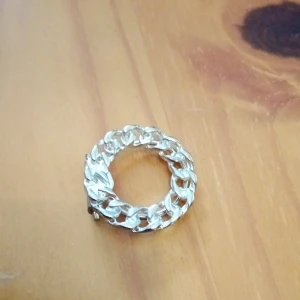 Brosch med klämma silverfärgade. - Brosch med klämma silverfärgade.