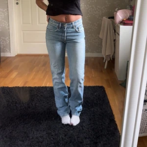 Zara jeans - Jättefina Zara jeans som inte säljs längre.  Storlek 32 sitter bra i längden på mig som är 160. Köparen står för frakt. Skriv om ni undrar något💕