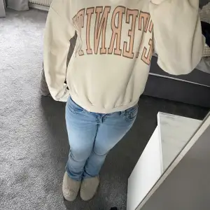 Jätte fin college hoodie med tryck som inte kommer till användning längre men är i bra skick💗 Från Lindex storlek 158/164 men tro den funkar som xs med