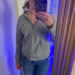 Ralph lauren  - Säljer denna zip hoodie från ralph lauren eftersom vill ha en lite större, använd ungefär 4 gånger, liten fläck på vänster fickan syns inte så mycket i verkligheten annars fint skick❤️ sänker priset vid snabbköp(passar mig som har xs) nypris 1095kr