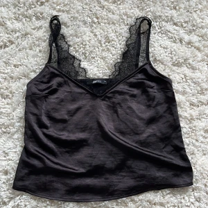 Ginatricot Spets linne - Jätte fint spets linne i storlek 34 aldrig använt pga för litet  Nypris 299 Pris kan diskuteras vid snabb affär!❤️