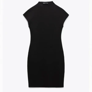 Klänning - Snygg klänning från zara, använd 2ggr 🥰