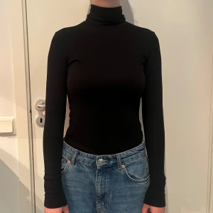Polotröja - En svart, klassisk polotröja från H&M. I bra skick och den är snygg att ha som basplagg😊 Material: polyester  Storlek: xs men väldigt stretchig Om man köper flera produkter kan man få ett lägre paketpris🤗