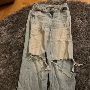Jeans  - Snygga mid/low waist jeans, billigt pris då de är väldigt urtvättade men annars funkar de perfekt och har mycket att ge. Passar runt 160cm🩷