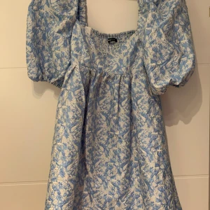 Klänning sommarklänning  - Använd en gång på ett bröllop. Så fint material och passform 