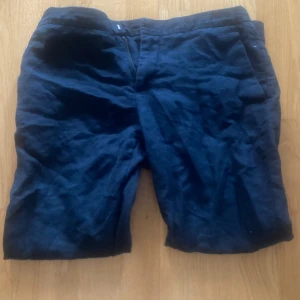 Blåa kostymbyxor  - Super fina kostymbyxor som passar till alla outfits och är väldigt att ha på sig till jobbet eller till skolan🙌🏻🙌🏻 Byxorna är färgen mörkblå och är väldigt sköna att ha på sig, hata bara använt några gånger och är fortfarande i väldigt bra skick!