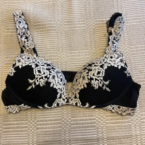 intimissimi bh - säljer min intimissimi bh då den inte passar. bra skick men ett fåtal lösa trådar. exakt storlek står inte på men skulle gissa på 70B/75B. kontakta mig vid frågor❗️