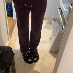 Juicy byxor  - Lila juicy byxor de ”vanliga” sälllan änvända.  Storlek xs 