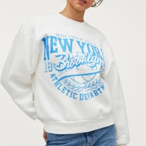 Sweatshirt - Så fin sweatshirt från Gina. Säljer då den inte används