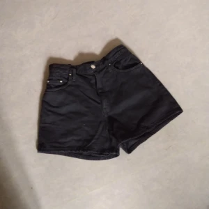 Svarta shorts  - Oanvända, bra skick, med stretchig midja 