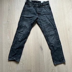 Jack&Jones jeans  - Ett pas gråa Jack&Jones jeans i skick 8/10. Storlek 28/30. Säljs på grunda av fel storlek. Bra jeans til bra pris! 