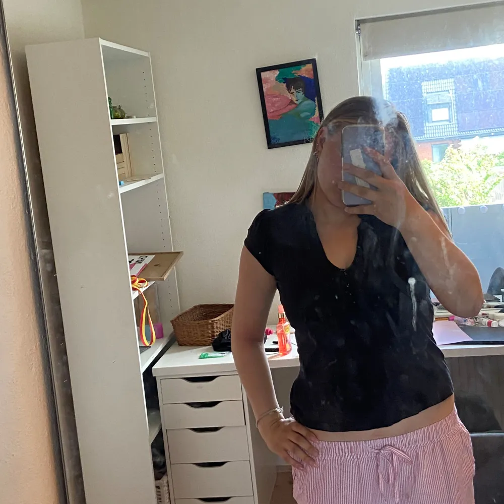 Säljer denna jätte fina blusen. Den är köpt på åhlens för 300, säljer pågrund av att den inte används. Skriv för fler bilder och eventuella imperfektioner. Går att pruta, använd köp nu, köpare står för frakt.. Puserot.
