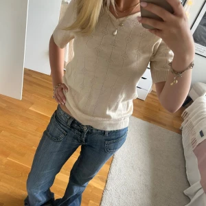Mönstrad t-shirt!! - Söt  t-shirt i ett tunt ”stickat” material med mönster. Den har en liten v-ringning och är créme vit/beige. Tar inga fler bilder!!! Använd gärna ”köp nu”💘